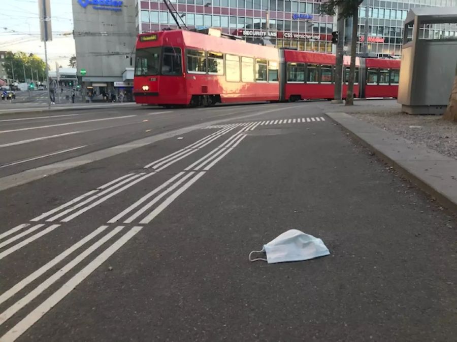 Eine gebrauchte Maske wird durch die Stadt gefegt.