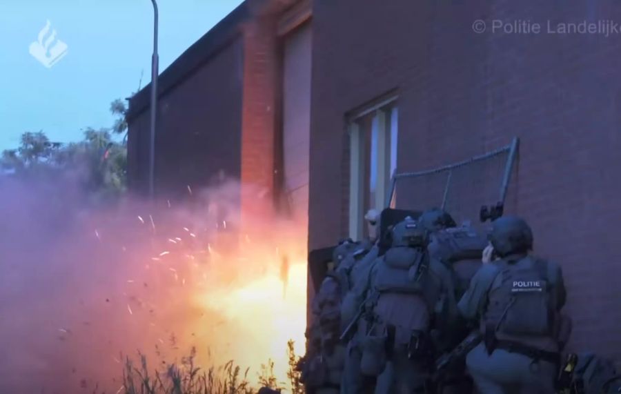 Die Polizei kam der Bande auf die Schliche und sprengte den Eingang, um zu den Containern zu gelangen.