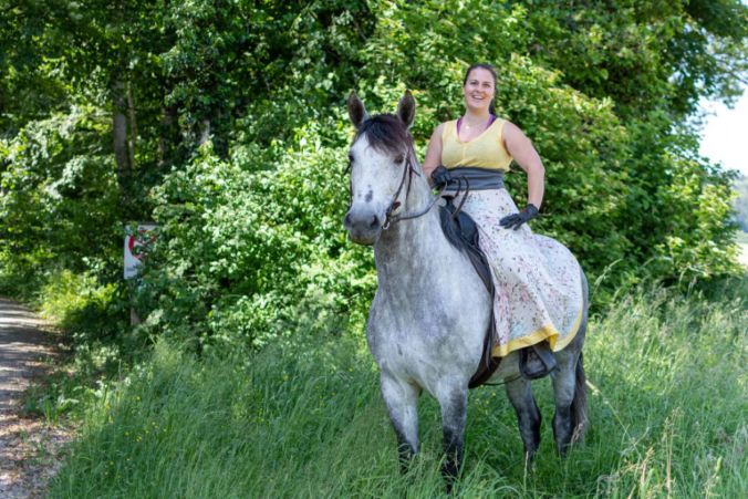 Sarah Ronner mit ihrem Pferd Capitàn auf einem Ausritt.