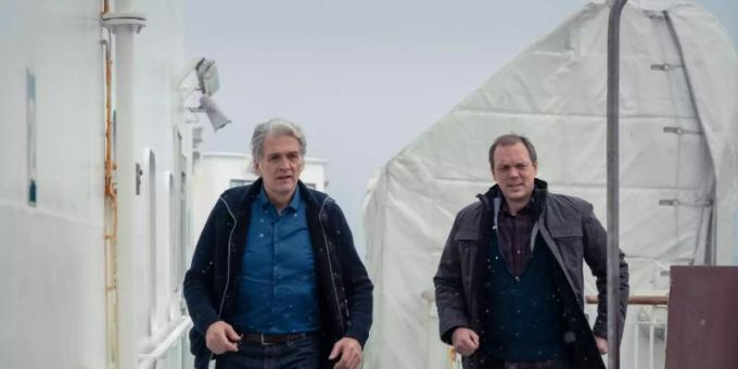 Auf der Suche nach dem Mörder: Kommissar Robert (Walter Sittler, l.) und sein Kollege Thomas (Andy Gätjen). Foto: ZDF/Georges Pauly/dpa Auf der Suche nach dem Mörder: Kommissar Robert (Walter Sittler, l.) und sein Kollege Thomas (Andy Gätjen). Foto: ZDF/Georges Pauly/dpa