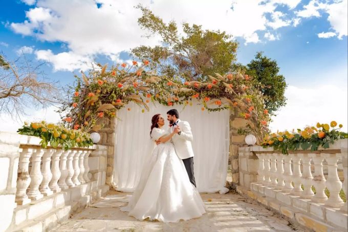 HANDOUT - 25.05.2020, Ägypten, --: Peri und Chalid während ihrer Hochzeit.(undatierte Aufnahme) Hochzeit mit Freunden und Familie in Ägypten, Flitterwochen in Mexiko und dann zurück in den Alltag in Dubai · das war der Plan von Peri und Chalid Anfang März. Doch das Paar blieb wegen der Coronavirus-Pandemie auf den Malediven stecken. (zu dpa: "Malediven ohne Ende: Paar will aus den Flitterwochen abgeholt werden") Foto: Perihan AbouZeid/Privat/dpa - ACHTUNG: Nur zur redaktionellen Verwendung im Zusammenhang mit der aktuellen Berichterstattung und nur mit vollständiger Nennung des vorstehenden Credits +++ dpa-Bildfunk +++ Malediven ohne Ende