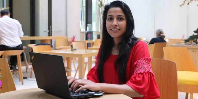 Powercoders-Teilnehmerin Ozra Rezaie. Ozra Rezaie