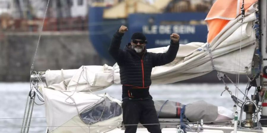 Juan Manuel Ballestero steht auf seinem Boot. Am 24. März - nachdem Argentinien alle Flüge gestrichen hatte - legte er im Hafen von Porto Santo in Portugal ab und erreichte am 17. Juni Mar del Plata. Foto: Vicente Robles/AP/dpa