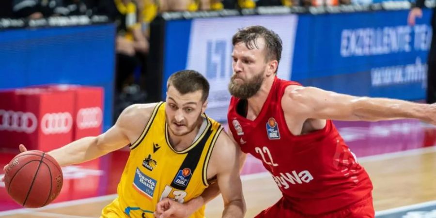 Die Basketballer des FC Bayern München um Danilo Barthel (r) schieden im Viertelfinale gegen die MHP Riesen Ludwigsburg aus. Foto: Ulf Duda/fotoduda.de/BBL/Pool/dpa