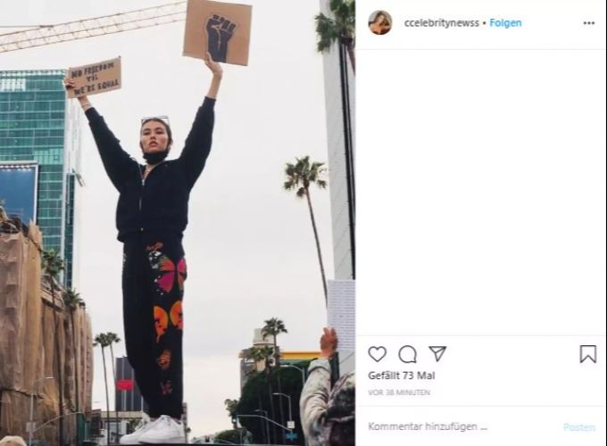 Madison Beer mit Protestschildern in Los Angeles. beer