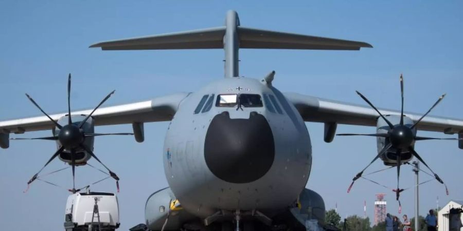 Das Archivbild zeigt einen Airbus A400M der Bundeswehr. Foto: Ralf Hirschberger/dpa