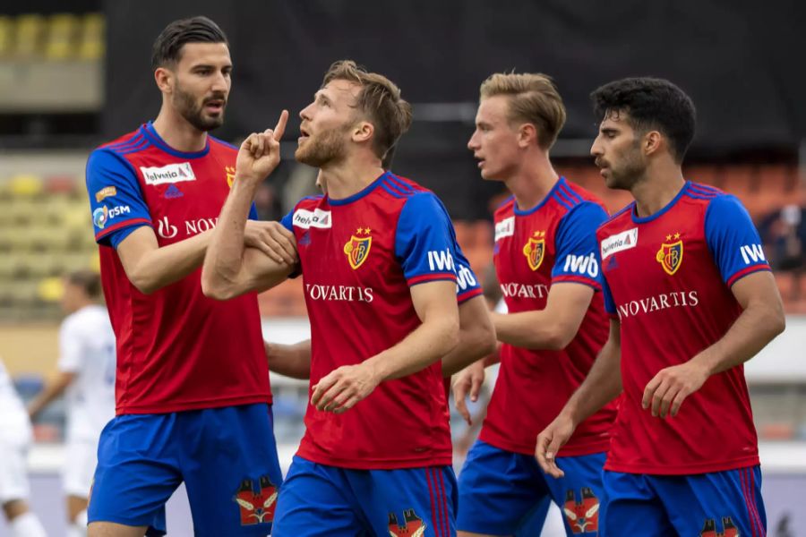 Silvan Widmer (Mitte) erzielt den goldenen Treffer für den FC Basel.