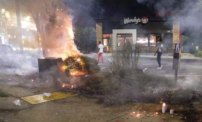 Vor dem Wendys, in dessen Nähe Brooks erschossen wurde, kam es zu Ausschreitungen. Wendys