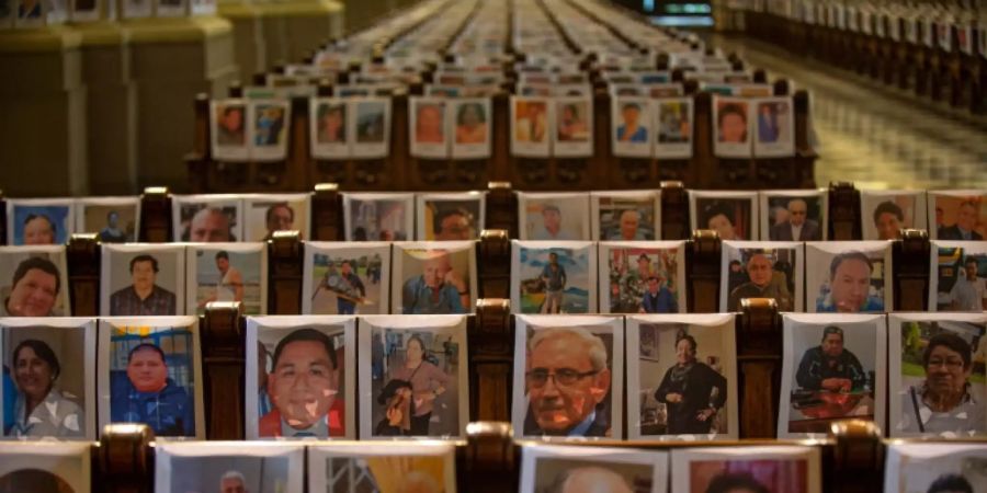 Fotos der Corona-Opfer in der Kathedrale von Lima