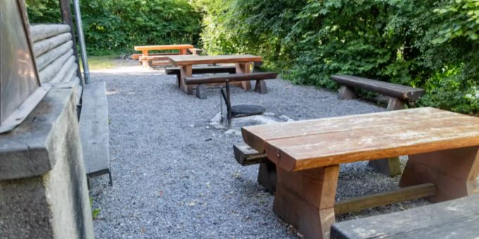 Grillplatz bei der Pirol-Hütte in Dintikon. Grillplatz Pirol-Hütte Dintikon