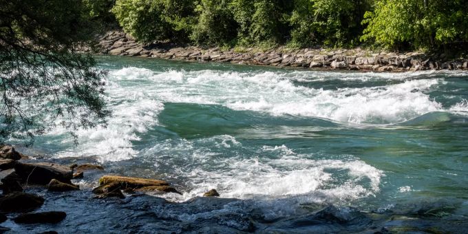 Uttigen Schwelle in der Aare bei Uttigen. Uttigen Schwelle in der Aare bei Uttigen.