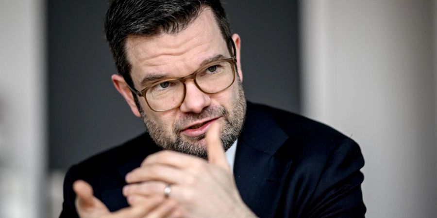 Das Hauptziel der damaligen Gesetzesänderung stellt Marco Buschmann nicht in Frage.