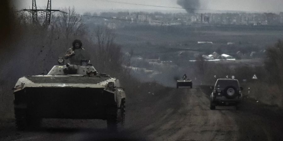 Russische Panzer fahren auf einer Strasse in der Nähe der umkämpften Stadt Bachmut.