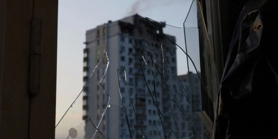 Dieses mehrstöckige Wohnhaus in Kiew wurde bei einem russischen Luftangriff auf die ukrainische Hauptstadt beschädigt.