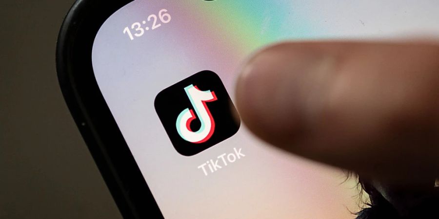 ARCHIV - ILLUSTRATION - Ein Teenager tippt auf das Icon TikTok-App auf einem Smartphone. Foto: Marijan Murat/dpa