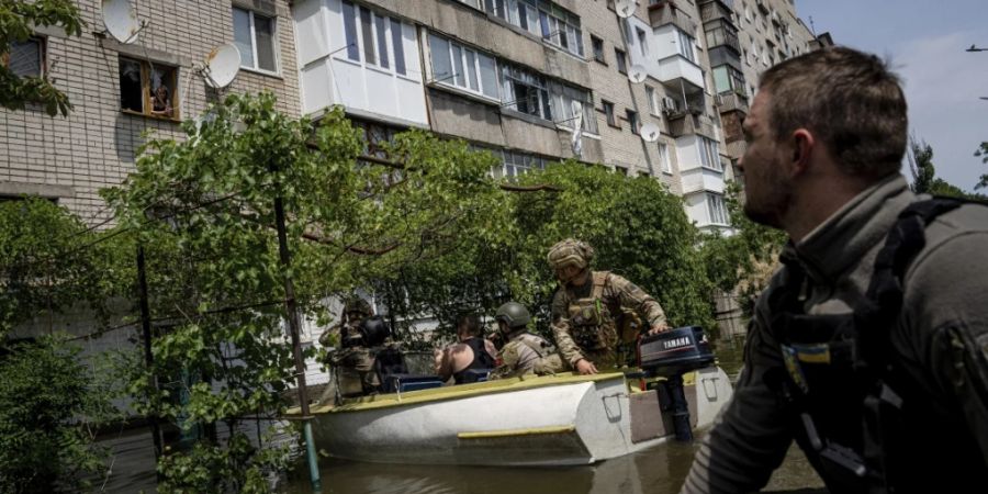 Evakuierung in einem überfluteten Stadtteil von Cherson. Foto: Evgeniy Maloletka/AP/dpa