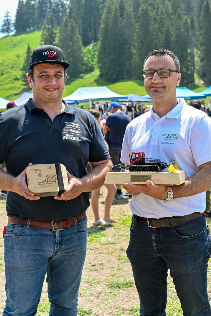 Rainer Wildhaber (Schwingklub Mels) mit OK-Präsident Michael Ackermann.