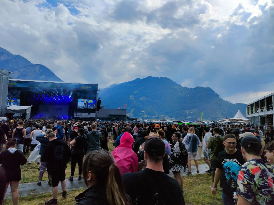So begeben sich die Menschen im Sommer eher nach draussen, wodurch die Gewaltdelikte im öffentlichen Raum zunehmen würden.