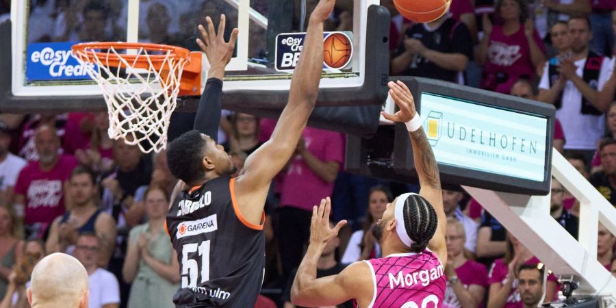 Ulms Bruno Caboclo verteidigt gegen den Bonner Jeremy Morgan.