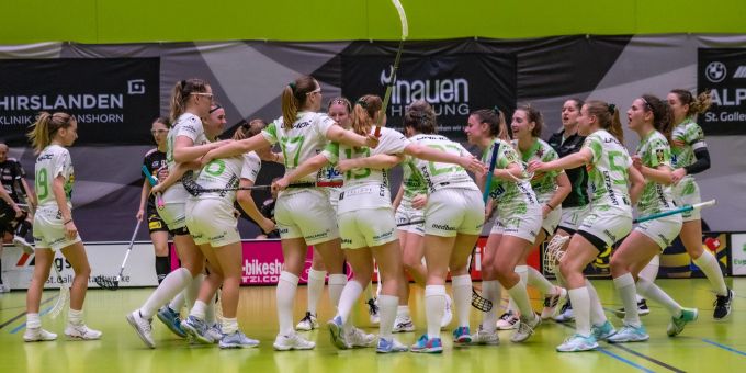 WaSa Frauen beim Jubeln. WaSa Frauen beim Jubeln