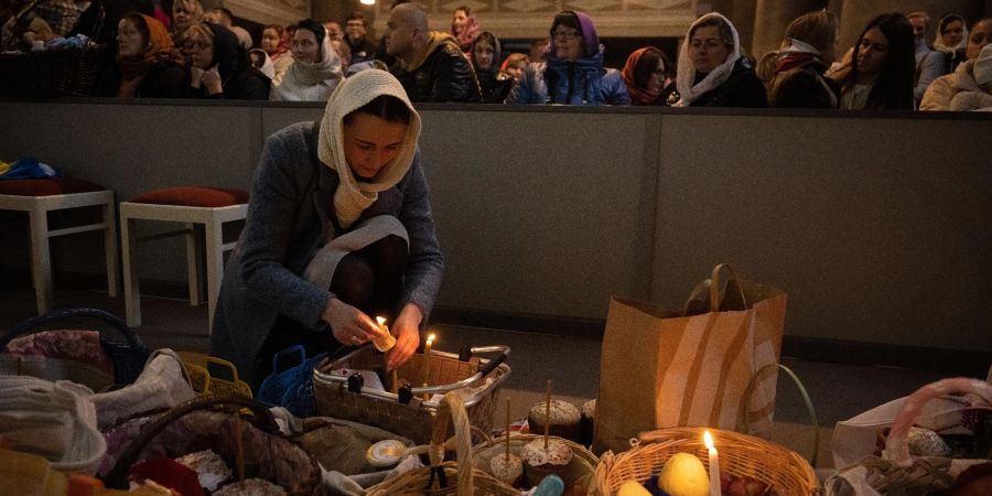 Mehrere hundert Ukrainer feiern in der Frankfurter Kirche St. Dionysius das Osterfest.