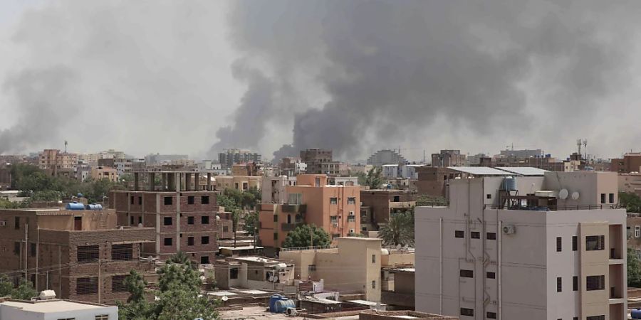 Rauch steigt über der Skyline von Khartum auf. Im Sudan heerschen erbitterte Kämpfe zwischen Streitkräften und einer einflussreichen paramilitärischen Gruppe. Foto: Marwan Ali/AP