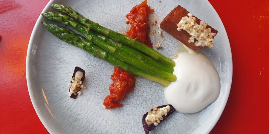 3. vegetarischer Gang: Grüner Spargel, Holunder, Buchweizenpolenta, Tomaten Relish und rote Zwiebeln.