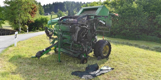 Wattwil: Ballenpresse fängt Feuer Ballenpresse fängt Feuer