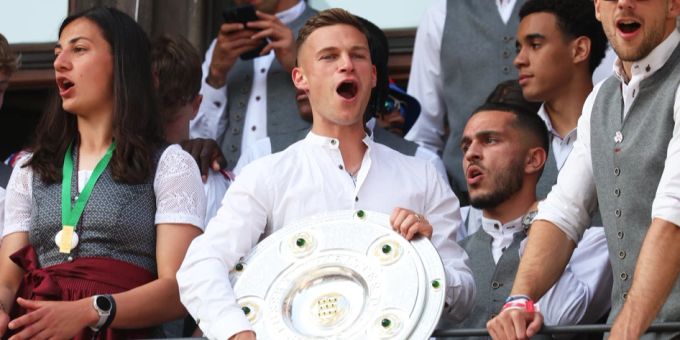 Bayern-Star Joshua Kimmich kritisiert die Münchner Club-Führung. Joshua Kimmich Bayern München