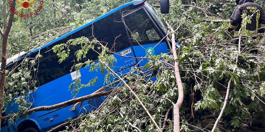 Bei einem Busunfall in Italien sind mindestens drei Menschen verletzt worden.