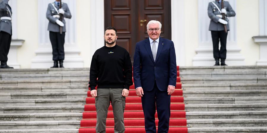 dpatopbilder - Wolodymyr Selenskyj, Präsident der Ukraine, wird von Bundespräsident Frank-Walter Steinmeier (r) vor dem Schloss Bellevue begrüsst. Der ukrainische Präsident Selenskyj ist erstmals seit dem russischen Angriff auf die Ukraine anlässlich der Verleihung des Karlspreises in Deutschland. Foto: Bernd von Jutrczenka/dpa Pool/dpa