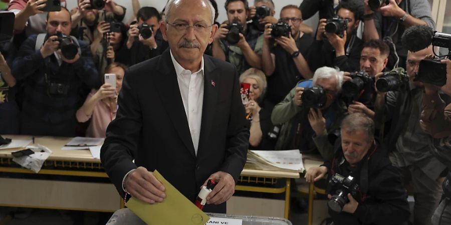 Kemal Kilicdaroglu, Vorsitzender der CHP-Partei und Präsidentschaftskandidat der Nationalen Allianz, gibt seinen Stimmzettel in einem Wahllokal in eine Wahlurne. In der Türkei haben am Sonntag die Parlaments- und Präsidentenwahlen begonnen. Foto: Uncredited/AP/dpa