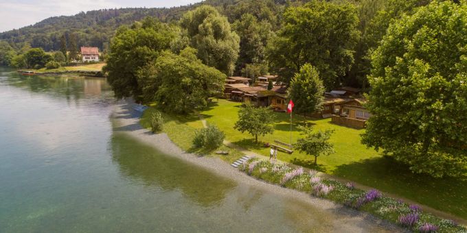 Visualisierung Massnahmen Campingplatz Läui, Blick flussaufwärts. Weg am Ufer eines Flusses.