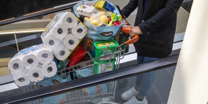 Eine Person mit einem Einkaufswagen. (Symbolbild) einkaufen schweiz