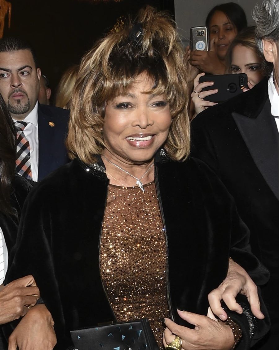 Tina Turner im Jahr 2019 bei ihrem letzten öffentlichen Auftritt. Links sitzt Oprah Winfrey, rechts ihr Ehemann Erwin Bach.