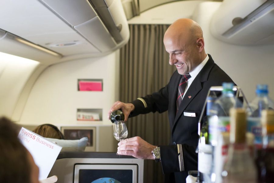 Die Swiss erklärt, dass sie «aktuell eine leicht erhöhte Nachfrage auf Flügen an Feriendestinationen» bezüglich Alkoholkonsum verzeichnet. (Symbolbild)