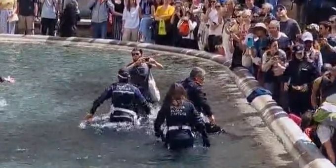 In Rom - Hier zieht Polizei die Aktivisten aus dem Trevi Brunnen