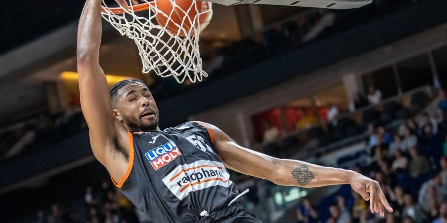 Plötzlich Favorit im Meisterschaftsrennen: Ulms Bruno Caboclo dunkt den Ball durch die Reuse.