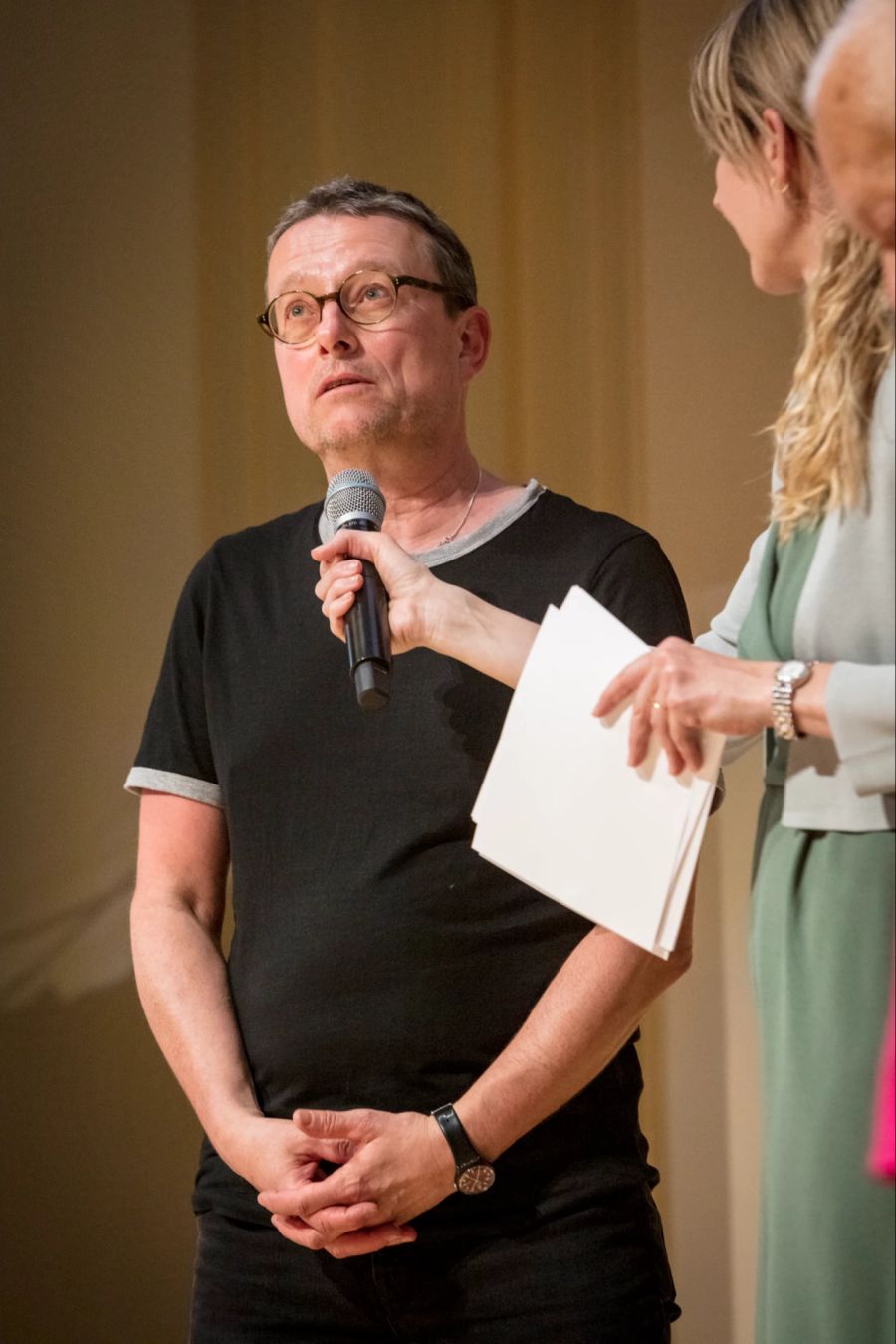 Andy Bensegger, Leiter der Basler "Gassenküche" spricht an der Preisverleihung.