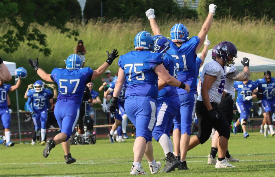 Die Renegades jubeln nach dem spektakulären Sieg gegen die Basel Gladiators.