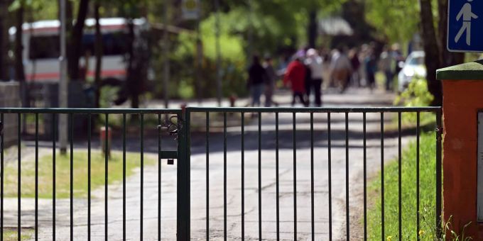 Tor zum Ferienlager in Heidesee. Nach der rassistischen Beleidigungen von Berliner Schülerinnen und Schüler während eines Aufenthalts in einer Ferienanlage in Südbrandenburg hat sich die Einrichtung bestürzt über den Vorfall gezeigt. Tor zum Ferienlager in Heidesee. Nach der rassistischen Beleidigungen von Berliner Schülerinnen und Schüler während eines Aufenthalts in einer Ferienanlage in Südbrandenburg hat sich die Einrichtung bestürzt über den Vorfall gezeigt.