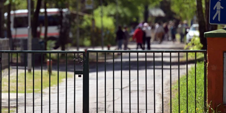 Tor zum Ferienlager in Heidesee. Nach der rassistischen Beleidigungen von Berliner Schülerinnen und Schüler während eines Aufenthalts in einer Ferienanlage in Südbrandenburg hat sich die Einrichtung bestürzt über den Vorfall gezeigt.