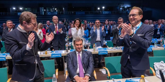 Markus Söder (M) bekommt nach seiner Wahl zum Spitzenkandidaten Applaus beim CSU-Parteitag. Markus Söder (M) bekommt nach seiner Wahl zum Spitzenkandidaten Applaus beim CSU-Parteitag.