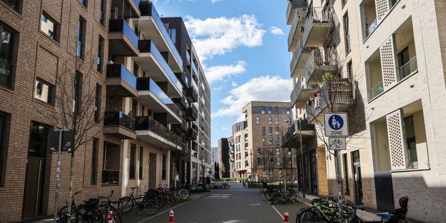 Verschiedene Wohnanlagen an einer Fussgängerzone im Quartier «Mitte Altona» in Hamburg.
