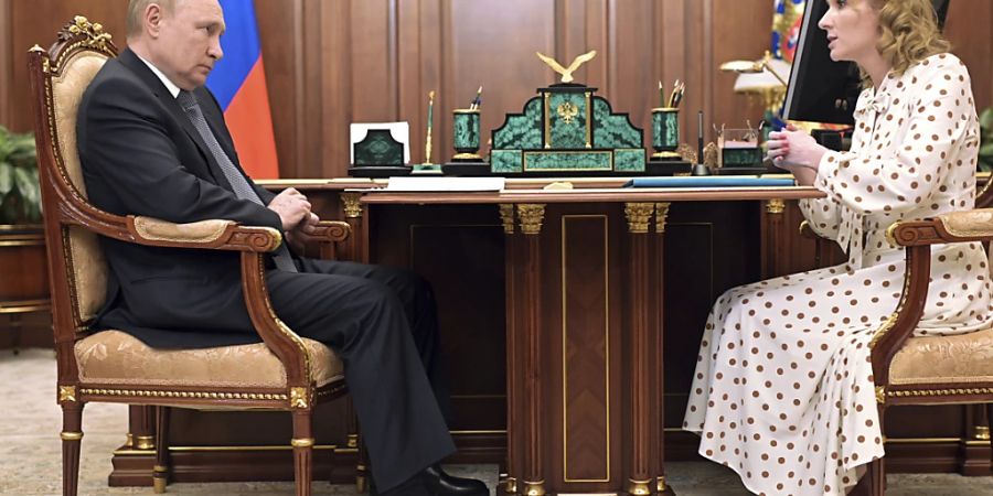 Stein des Anstosses im Uno-Sicherheitsrat: Die russische Kinderbeauftragte Maria Lwowa-Belowa (rechts, im Gespräch mit Präsident Wladimir Putin - Aufnahme vom März 2022).