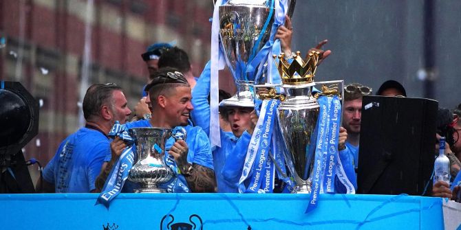 Die Spieler von Manchester City am Feiern mit ihren Fans.