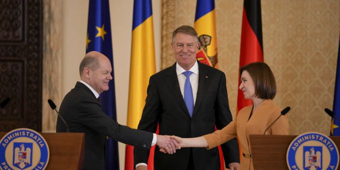 Olaf Scholz und Maia Sandu geben sich vor Klaus Iohannis die Hand. Moldau