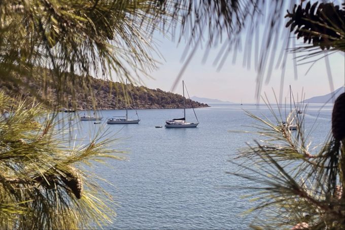 Blick vom Kirchplatz in Epidauros auf die Bucht: Der Saronische Golf ist ein beliebtes Segelrevier. Epidauros Bucht Saronischer Golf