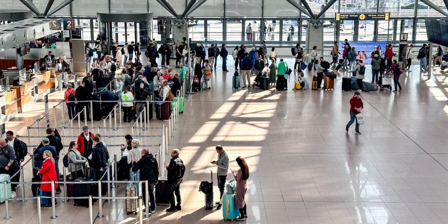 Schlangen hatten sich nach dem Warnstreik am Hamburger Flughafen vor dem Sicherheits-Check gebildet. Nun ruft Verdi für Montag erneut zu einem Warnstreik auf, diesmal am Flughafen Berlin-Brandenburg.