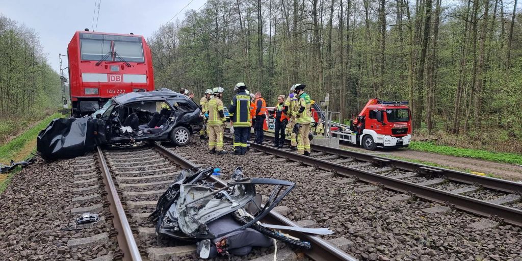 Hannover: Drei Tote Bei Unfall Mit Zug Und Pkw